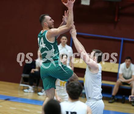 Basketball Zweite Liga 2021/2022. Grunddurchgang 12. Runde.  Woerthersee Piraten gegen KOS Celovec. Maximilian Kunovjanek  (Piraten),  Marko Gutalj (KOS). Klagenfurt, am 8.1.2022. 
Foto: Kuess
www.qspictures.net

---
pressefotos, pressefotografie, kuess, qs, qspictures, sport, bild, bilder, bilddatenbank