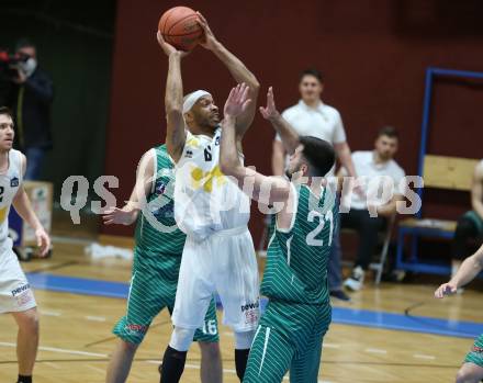 Basketball Zweite Liga 2021/2022. Grunddurchgang 12. Runde.  Woerthersee Piraten gegen KOS Celovec. Shawn Ray  (Piraten), Marin Sliskovic (KOS). Klagenfurt, am 8.1.2022. 
Foto: Kuess
www.qspictures.net

---
pressefotos, pressefotografie, kuess, qs, qspictures, sport, bild, bilder, bilddatenbank