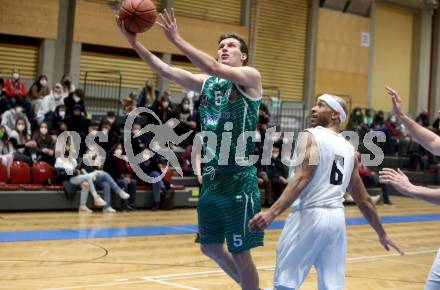Basketball Zweite Liga 2021/2022. Grunddurchgang 12. Runde.  Woerthersee Piraten gegen KOS Celovec.  Shawn Ray (Piraten), Andi Smrtnik (KOS). Klagenfurt, am 8.1.2022. 
Foto: Kuess
www.qspictures.net

---
pressefotos, pressefotografie, kuess, qs, qspictures, sport, bild, bilder, bilddatenbank