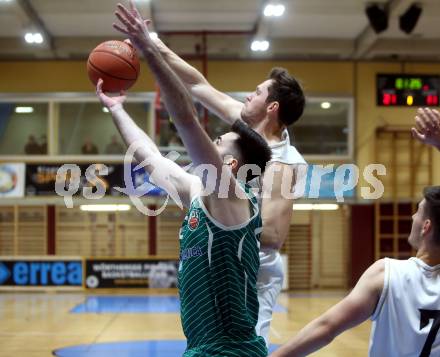 Basketball Zweite Liga 2021/2022. Grunddurchgang 12. Runde.  Woerthersee Piraten gegen KOS Celovec. Jan-Arne Apschner  (Piraten),  Marin Sliskovic (KOS). Klagenfurt, am 8.1.2022. 
Foto: Kuess
www.qspictures.net

---
pressefotos, pressefotografie, kuess, qs, qspictures, sport, bild, bilder, bilddatenbank