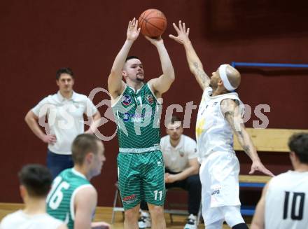 Basketball Zweite Liga 2021/2022. Grunddurchgang 12. Runde.  Woerthersee Piraten gegen KOS Celovec.  Shawn Ray (Piraten), Grega Sajevic (KOS). Klagenfurt, am 8.1.2022. 
Foto: Kuess
www.qspictures.net

---
pressefotos, pressefotografie, kuess, qs, qspictures, sport, bild, bilder, bilddatenbank