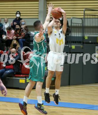 Basketball Zweite Liga 2021/2022. Grunddurchgang 12. Runde.  Woerthersee Piraten gegen KOS Celovec. Jure Bavdek  (Piraten), Grega Sajevic (KOS). Klagenfurt, am 8.1.2022. 
Foto: Kuess
www.qspictures.net

---
pressefotos, pressefotografie, kuess, qs, qspictures, sport, bild, bilder, bilddatenbank