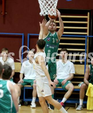 Basketball Zweite Liga 2021/2022. Grunddurchgang 12. Runde.  Woerthersee Piraten gegen KOS Celovec. Felix Leindecker  (Piraten), Tim Huber (KOS). Klagenfurt, am 8.1.2022. 
Foto: Kuess
www.qspictures.net

---
pressefotos, pressefotografie, kuess, qs, qspictures, sport, bild, bilder, bilddatenbank