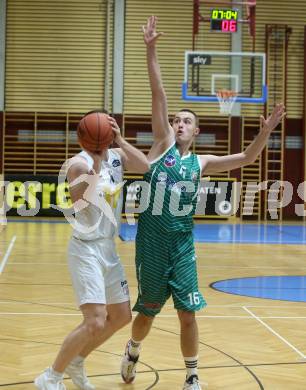 Basketball Zweite Liga 2021/2022. Grunddurchgang 12. Runde.  Woerthersee Piraten gegen KOS Celovec. Maximilian Kunovjanek (Piraten),   Erik Groznik (KOS). Klagenfurt, am 8.1.2022. 
Foto: Kuess
www.qspictures.net

---
pressefotos, pressefotografie, kuess, qs, qspictures, sport, bild, bilder, bilddatenbank