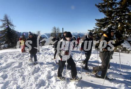 Fussball Bundesliga. Trainingslager Austria Klagenfurt. Schneeschuhwandern.  . Bad Kleinkirchheim, am 11.1.2022.
Foto: Kuess
www.qspictures.net

---
pressefotos, pressefotografie, kuess, qs, qspictures, sport, bild, bilder, bilddatenbank