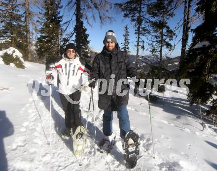 Fussball Bundesliga. Trainingslager Austria Klagenfurt. Schneeschuhwandern.  Fabian Miesenboeck, Phillip Menzel. Bad Kleinkirchheim, am 11.1.2022.
Foto: Kuess
www.qspictures.net

---
pressefotos, pressefotografie, kuess, qs, qspictures, sport, bild, bilder, bilddatenbank