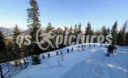Fussball Bundesliga. Trainingslager Austria Klagenfurt. Schneeschuhwandern.  . Bad Kleinkirchheim, am 11.1.2022.
Foto: Kuess
www.qspictures.net

---
pressefotos, pressefotografie, kuess, qs, qspictures, sport, bild, bilder, bilddatenbank