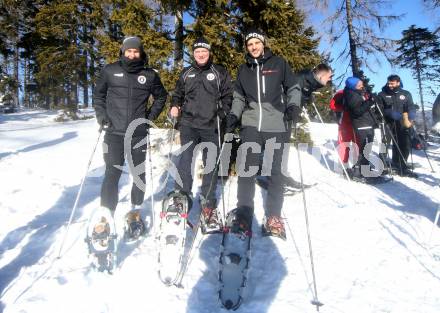 Fussball Bundesliga. Trainingslager Austria Klagenfurt. Schneeschuhwandern.  Rajko Rep, Masseur Matej Vidovic, Darijo Pecirep. Bad Kleinkirchheim, am 11.1.2022.
Foto: Kuess
www.qspictures.net

---
pressefotos, pressefotografie, kuess, qs, qspictures, sport, bild, bilder, bilddatenbank
