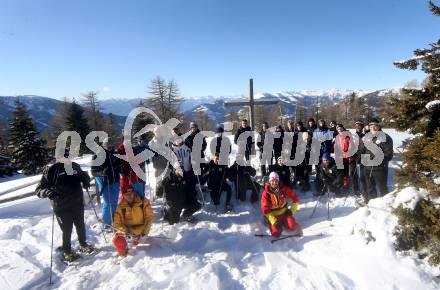 Fussball Bundesliga. Trainingslager Austria Klagenfurt. Schneeschuhwandern.  . Bad Kleinkirchheim, am 11.1.2022.
Foto: Kuess
www.qspictures.net

---
pressefotos, pressefotografie, kuess, qs, qspictures, sport, bild, bilder, bilddatenbank