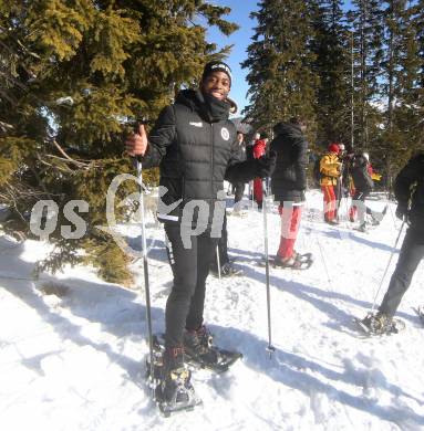 Fussball Bundesliga. Trainingslager Austria Klagenfurt. Schneeschuhwandern.  Gloire Amanda. Bad Kleinkirchheim, am 11.1.2022.
Foto: Kuess
www.qspictures.net

---
pressefotos, pressefotografie, kuess, qs, qspictures, sport, bild, bilder, bilddatenbank