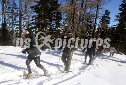 Fussball Bundesliga. Trainingslager Austria Klagenfurt. Schneeschuhwandern.  . Bad Kleinkirchheim, am 11.1.2022.
Foto: Kuess
www.qspictures.net

---
pressefotos, pressefotografie, kuess, qs, qspictures, sport, bild, bilder, bilddatenbank