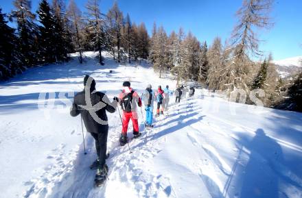 Fussball Bundesliga. Trainingslager Austria Klagenfurt. Schneeschuhwandern. Bad Kleinkirchheim, am 11.1.2022.
Foto: Kuess
www.qspictures.net

---
pressefotos, pressefotografie, kuess, qs, qspictures, sport, bild, bilder, bilddatenbank