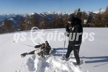 Fussball Bundesliga. Trainingslager Austria Klagenfurt. Schneeschuhwandern.  Lukas Fridrikas, Rajko Rep. Bad Kleinkirchheim, am 11.1.2022.
Foto: Kuess
www.qspictures.net

---
pressefotos, pressefotografie, kuess, qs, qspictures, sport, bild, bilder, bilddatenbank