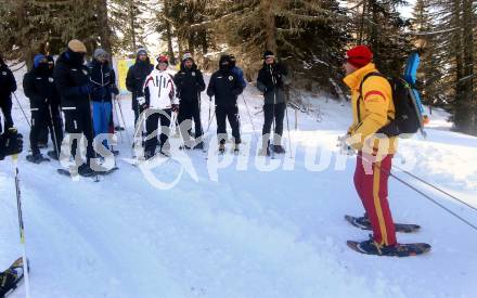 Fussball Bundesliga. Trainingslager Austria Klagenfurt. Schneeschuhwandern.  . Bad Kleinkirchheim, am 11.1.2022.
Foto: Kuess
www.qspictures.net

---
pressefotos, pressefotografie, kuess, qs, qspictures, sport, bild, bilder, bilddatenbank