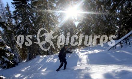 Fussball Bundesliga. Trainingslager Austria Klagenfurt. Schneeschuhwandern. Trainer Peter Pacult. Bad Kleinkirchheim, am 11.1.2022.
Foto: Kuess
www.qspictures.net

---
pressefotos, pressefotografie, kuess, qs, qspictures, sport, bild, bilder, bilddatenbank