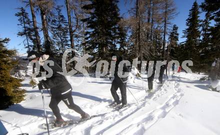 Fussball Bundesliga. Trainingslager Austria Klagenfurt. Schneeschuhwandern.  . Bad Kleinkirchheim, am 11.1.2022.
Foto: Kuess
www.qspictures.net

---
pressefotos, pressefotografie, kuess, qs, qspictures, sport, bild, bilder, bilddatenbank