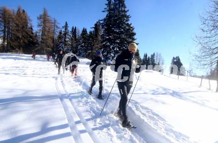 Fussball Bundesliga. Trainingslager Austria Klagenfurt. Schneeschuhwandern. Bad Kleinkirchheim, am 11.1.2022.
Foto: Kuess
www.qspictures.net

---
pressefotos, pressefotografie, kuess, qs, qspictures, sport, bild, bilder, bilddatenbank