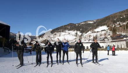 Fussball Bundesliga. Trainingslager Austria Klagenfurt. Langlaufen.  Gloire Amanda, Lennart Moser, Alexander Fuchs, Rajko Rep, Thomas Roberts. Bad Kleinkirchheim, am 12.1.2022.
Foto: Kuess
www.qspictures.net

---
pressefotos, pressefotografie, kuess, qs, qspictures, sport, bild, bilder, bilddatenbank