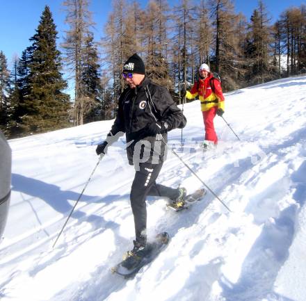 Fussball Bundesliga. Trainingslager Austria Klagenfurt. Schneeschuhwandern.  . Bad Kleinkirchheim, am 11.1.2022.
Foto: Kuess
www.qspictures.net

---
pressefotos, pressefotografie, kuess, qs, qspictures, sport, bild, bilder, bilddatenbank