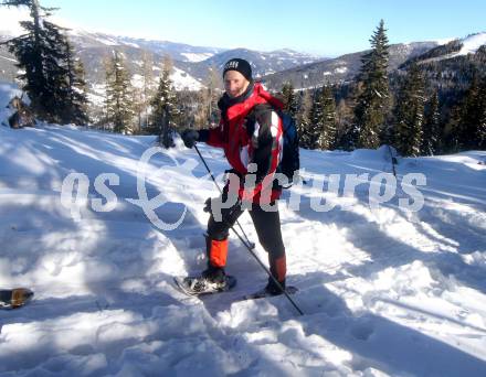 Fussball Bundesliga. Trainingslager Austria Klagenfurt. Schneeschuhwandern.  . Bad Kleinkirchheim, am 11.1.2022.
Foto: Kuess
www.qspictures.net

---
pressefotos, pressefotografie, kuess, qs, qspictures, sport, bild, bilder, bilddatenbank