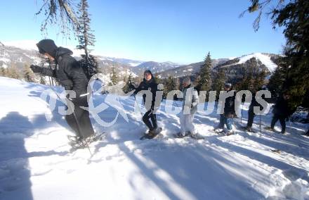 Fussball Bundesliga. Trainingslager Austria Klagenfurt. Schneeschuhwandern.  . Bad Kleinkirchheim, am 11.1.2022.
Foto: Kuess
www.qspictures.net

---
pressefotos, pressefotografie, kuess, qs, qspictures, sport, bild, bilder, bilddatenbank