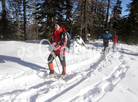 Fussball Bundesliga. Trainingslager Austria Klagenfurt. Schneeschuhwandern.  . Bad Kleinkirchheim, am 11.1.2022.
Foto: Kuess
www.qspictures.net

---
pressefotos, pressefotografie, kuess, qs, qspictures, sport, bild, bilder, bilddatenbank