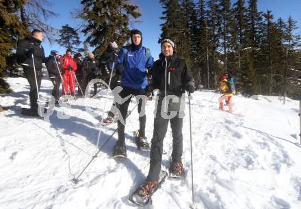Fussball Bundesliga. Trainingslager Austria Klagenfurt. Schneeschuhwandern.  . Bad Kleinkirchheim, am 11.1.2022.
Foto: Kuess
www.qspictures.net

---
pressefotos, pressefotografie, kuess, qs, qspictures, sport, bild, bilder, bilddatenbank