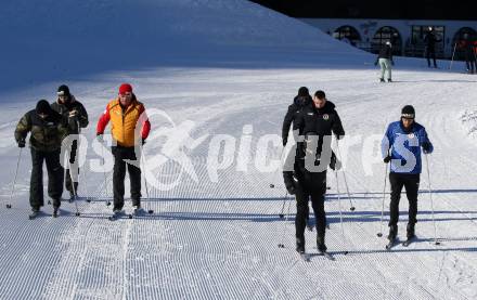 Fussball Bundesliga. Trainingslager Austria Klagenfurt. Langlaufen.  Rajko Rep, Alexander Fuchs, Lennart Moser, Gloire Amanda. Bad Kleinkirchheim, am 12.1.2022.
Foto: Kuess
www.qspictures.net

---
pressefotos, pressefotografie, kuess, qs, qspictures, sport, bild, bilder, bilddatenbank