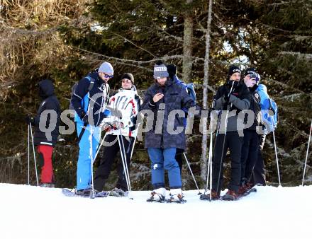 Fussball Bundesliga. Trainingslager Austria Klagenfurt. Schneeschuhwandern.  . Bad Kleinkirchheim, am 11.1.2022.
Foto: Kuess
www.qspictures.net

---
pressefotos, pressefotografie, kuess, qs, qspictures, sport, bild, bilder, bilddatenbank