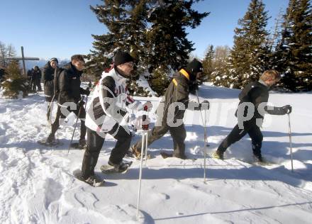 Fussball Bundesliga. Trainingslager Austria Klagenfurt. Schneeschuhwandern.  . Bad Kleinkirchheim, am 11.1.2022.
Foto: Kuess
www.qspictures.net

---
pressefotos, pressefotografie, kuess, qs, qspictures, sport, bild, bilder, bilddatenbank