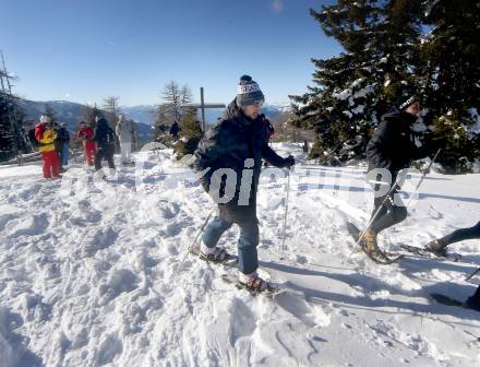 Fussball Bundesliga. Trainingslager Austria Klagenfurt. Schneeschuhwandern.  . Bad Kleinkirchheim, am 11.1.2022.
Foto: Kuess
www.qspictures.net

---
pressefotos, pressefotografie, kuess, qs, qspictures, sport, bild, bilder, bilddatenbank