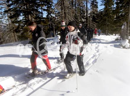 Fussball Bundesliga. Trainingslager Austria Klagenfurt. Schneeschuhwandern.  . Bad Kleinkirchheim, am 11.1.2022.
Foto: Kuess
www.qspictures.net

---
pressefotos, pressefotografie, kuess, qs, qspictures, sport, bild, bilder, bilddatenbank