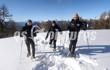 Fussball Bundesliga. Trainingslager Austria Klagenfurt. Schneeschuhwandern.  Lukas Fridrikas, Rajko Rep, Kosmas Gkezos. Bad Kleinkirchheim, am 11.1.2022.
Foto: Kuess
www.qspictures.net

---
pressefotos, pressefotografie, kuess, qs, qspictures, sport, bild, bilder, bilddatenbank