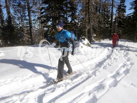 Fussball Bundesliga. Trainingslager Austria Klagenfurt. Schneeschuhwandern.  . Bad Kleinkirchheim, am 11.1.2022.
Foto: Kuess
www.qspictures.net

---
pressefotos, pressefotografie, kuess, qs, qspictures, sport, bild, bilder, bilddatenbank