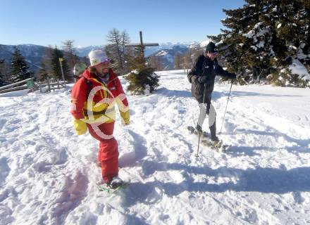 Fussball Bundesliga. Trainingslager Austria Klagenfurt. Schneeschuhwandern.  . Bad Kleinkirchheim, am 11.1.2022.
Foto: Kuess
www.qspictures.net

---
pressefotos, pressefotografie, kuess, qs, qspictures, sport, bild, bilder, bilddatenbank