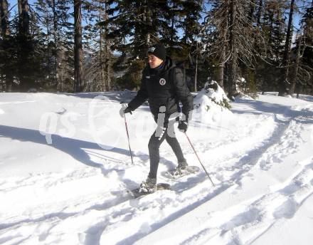 Fussball Bundesliga. Trainingslager Austria Klagenfurt. Schneeschuhwandern.  . Bad Kleinkirchheim, am 11.1.2022.
Foto: Kuess
www.qspictures.net

---
pressefotos, pressefotografie, kuess, qs, qspictures, sport, bild, bilder, bilddatenbank