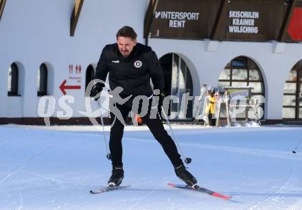 Fussball Bundesliga. Trainingslager Austria Klagenfurt. Langlaufen.  Tormanntrainer Thomas Lenuweit. Bad Kleinkirchheim, am 12.1.2022.
Foto: Kuess
www.qspictures.net

---
pressefotos, pressefotografie, kuess, qs, qspictures, sport, bild, bilder, bilddatenbank