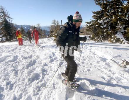Fussball Bundesliga. Trainingslager Austria Klagenfurt. Schneeschuhwandern.  . Bad Kleinkirchheim, am 11.1.2022.
Foto: Kuess
www.qspictures.net

---
pressefotos, pressefotografie, kuess, qs, qspictures, sport, bild, bilder, bilddatenbank