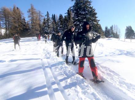 Fussball Bundesliga. Trainingslager Austria Klagenfurt. Schneeschuhwandern.  . Bad Kleinkirchheim, am 11.1.2022.
Foto: Kuess
www.qspictures.net

---
pressefotos, pressefotografie, kuess, qs, qspictures, sport, bild, bilder, bilddatenbank