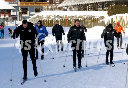 Fussball Bundesliga. Trainingslager Austria Klagenfurt. Langlaufen.  Lennart Moser, Tormanntrainer Thomas Lenuweit, Gloire Amanda. Bad Kleinkirchheim, am 12.1.2022.
Foto: Kuess
www.qspictures.net

---
pressefotos, pressefotografie, kuess, qs, qspictures, sport, bild, bilder, bilddatenbank