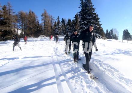 Fussball Bundesliga. Trainingslager Austria Klagenfurt. Schneeschuhwandern.  . Bad Kleinkirchheim, am 11.1.2022.
Foto: Kuess
www.qspictures.net

---
pressefotos, pressefotografie, kuess, qs, qspictures, sport, bild, bilder, bilddatenbank