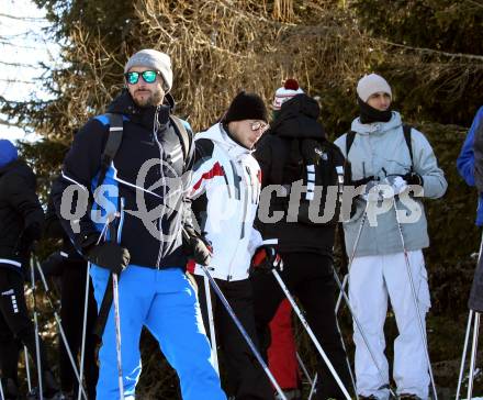 Fussball Bundesliga. Trainingslager Austria Klagenfurt. Schneeschuhwandern.  . Bad Kleinkirchheim, am 11.1.2022.
Foto: Kuess
www.qspictures.net

---
pressefotos, pressefotografie, kuess, qs, qspictures, sport, bild, bilder, bilddatenbank