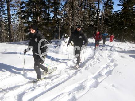 Fussball Bundesliga. Trainingslager Austria Klagenfurt. Schneeschuhwandern.  . Bad Kleinkirchheim, am 11.1.2022.
Foto: Kuess
www.qspictures.net

---
pressefotos, pressefotografie, kuess, qs, qspictures, sport, bild, bilder, bilddatenbank