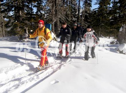 Fussball Bundesliga. Trainingslager Austria Klagenfurt. Schneeschuhwandern.  . Bad Kleinkirchheim, am 11.1.2022.
Foto: Kuess
www.qspictures.net

---
pressefotos, pressefotografie, kuess, qs, qspictures, sport, bild, bilder, bilddatenbank