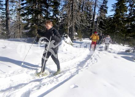 Fussball Bundesliga. Trainingslager Austria Klagenfurt. Schneeschuhwandern.  . Bad Kleinkirchheim, am 11.1.2022.
Foto: Kuess
www.qspictures.net

---
pressefotos, pressefotografie, kuess, qs, qspictures, sport, bild, bilder, bilddatenbank