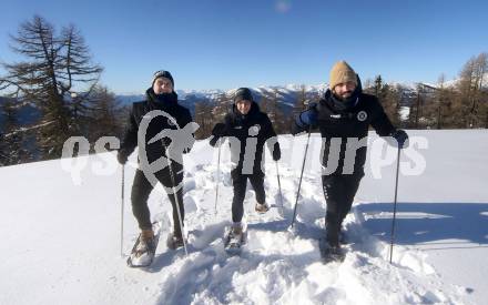 Fussball Bundesliga. Trainingslager Austria Klagenfurt. Schneeschuhwandern.  Lukas Fridrikas, Rajko Rep, Kosmas Gkezos. Bad Kleinkirchheim, am 11.1.2022.
Foto: Kuess
www.qspictures.net

---
pressefotos, pressefotografie, kuess, qs, qspictures, sport, bild, bilder, bilddatenbank