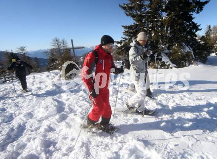 Fussball Bundesliga. Trainingslager Austria Klagenfurt. Schneeschuhwandern.  . Bad Kleinkirchheim, am 11.1.2022.
Foto: Kuess
www.qspictures.net

---
pressefotos, pressefotografie, kuess, qs, qspictures, sport, bild, bilder, bilddatenbank