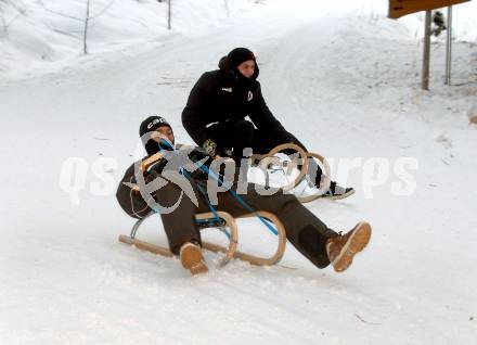 Fussball Bundesliga. Trainingslager Austria Klagenfurt. Schneeschuhwandern.  . Bad Kleinkirchheim, am 11.1.2022.
Foto: Kuess
www.qspictures.net

---
pressefotos, pressefotografie, kuess, qs, qspictures, sport, bild, bilder, bilddatenbank
