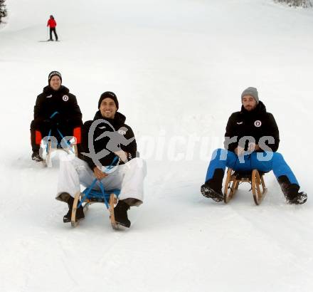 Fussball Bundesliga. Trainingslager Austria Klagenfurt. Schneeschuhwandern.  Christopher Cvetko, Thoorsten Mahrer, Markus Pink. Bad Kleinkirchheim, am 11.1.2022.
Foto: Kuess
www.qspictures.net

---
pressefotos, pressefotografie, kuess, qs, qspictures, sport, bild, bilder, bilddatenbank