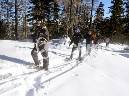 Fussball Bundesliga. Trainingslager Austria Klagenfurt. Schneeschuhwandern.  . Bad Kleinkirchheim, am 11.1.2022.
Foto: Kuess
www.qspictures.net

---
pressefotos, pressefotografie, kuess, qs, qspictures, sport, bild, bilder, bilddatenbank